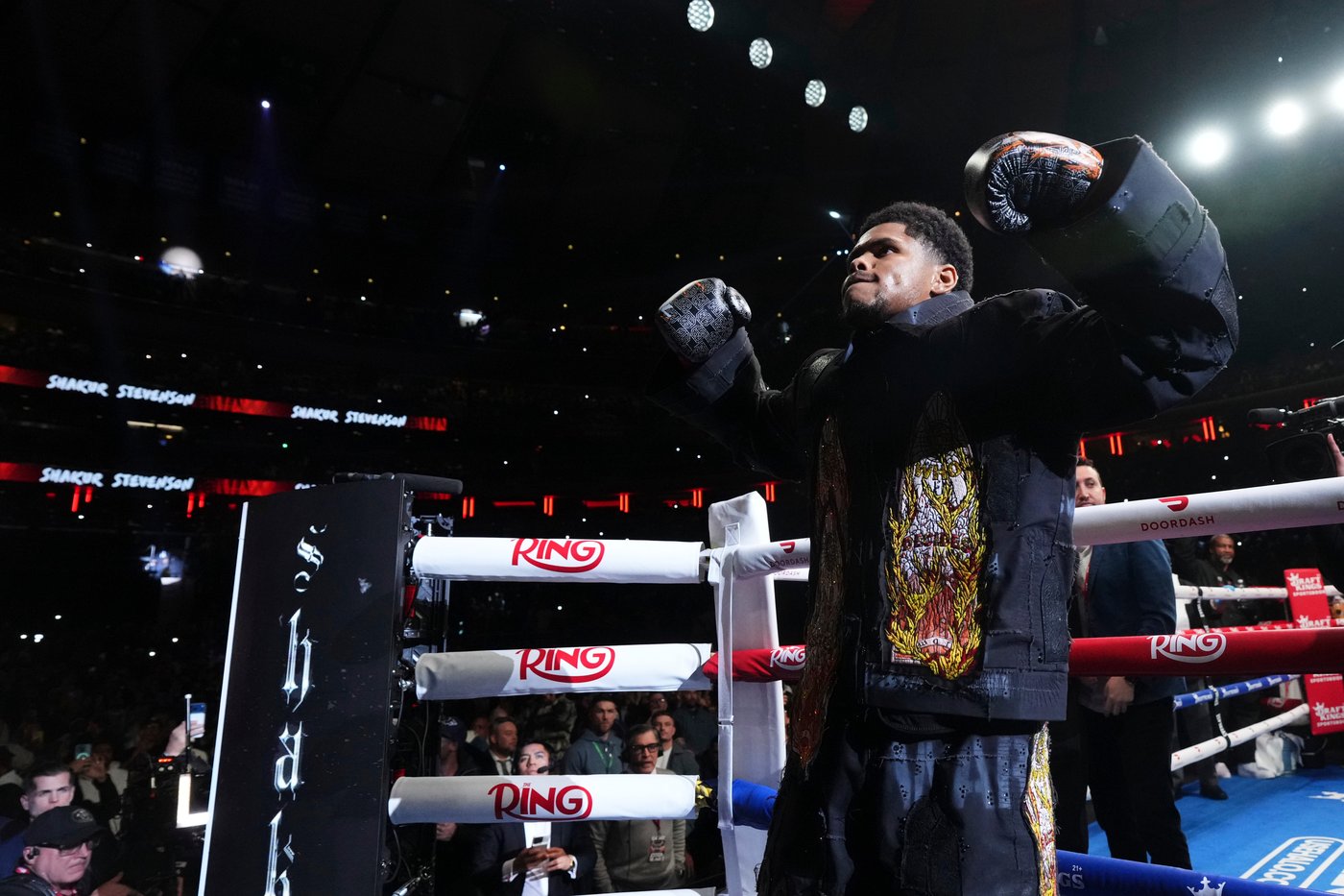 Shakur Stevenson dominates Teofimo Lopez to become a 4-division champion | iNFOnews.ca