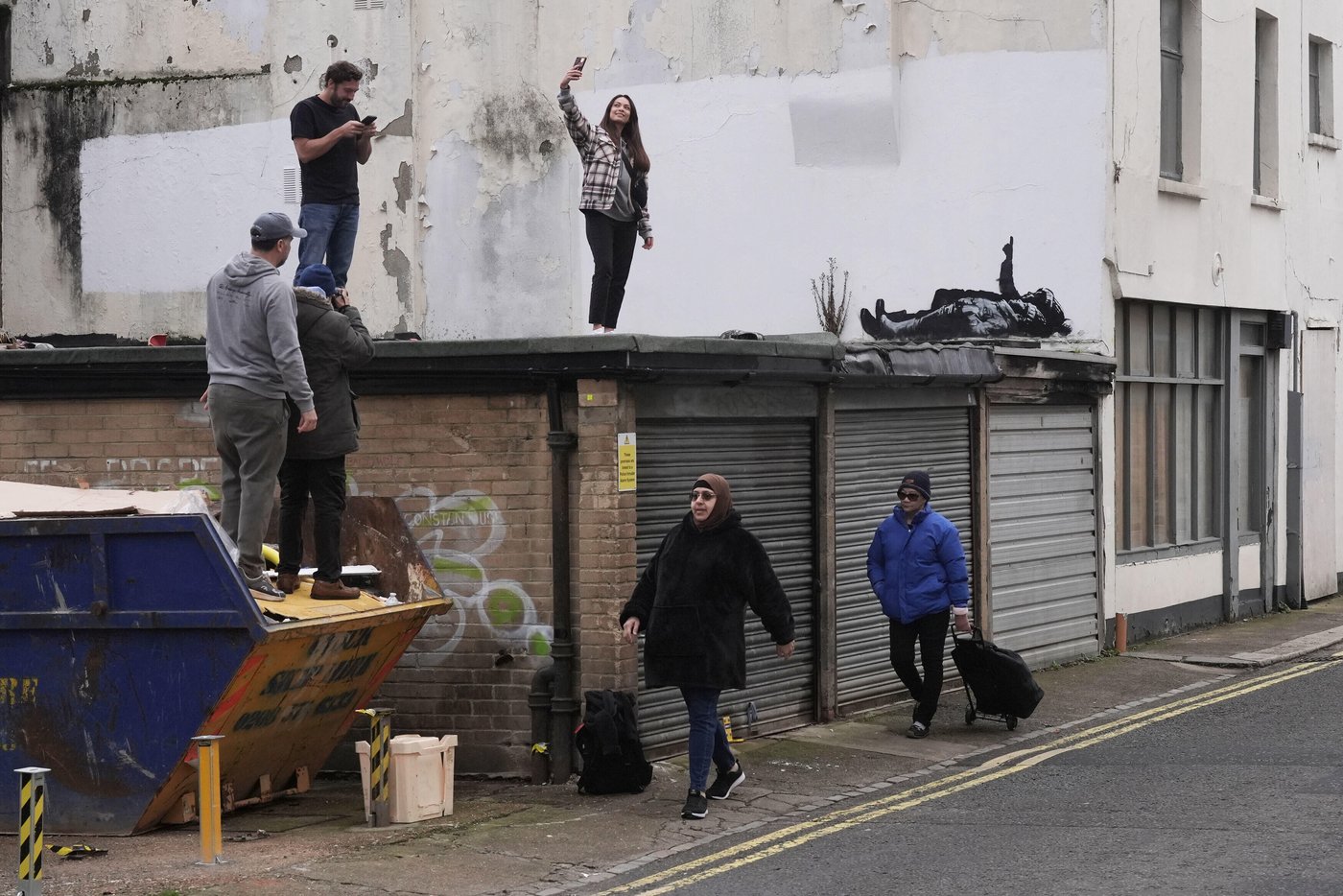 Banksy unveils new art in London following speculation over murals depicting stargazing figures | iNFOnews.ca