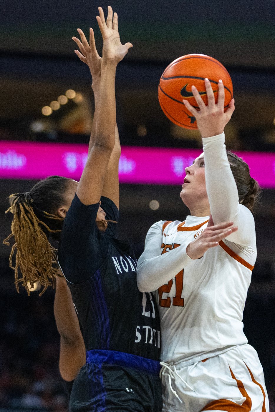 Booker's 28 points lead No. 2 Texas to a 96-38 win over Northwestern State | iNFOnews.ca
