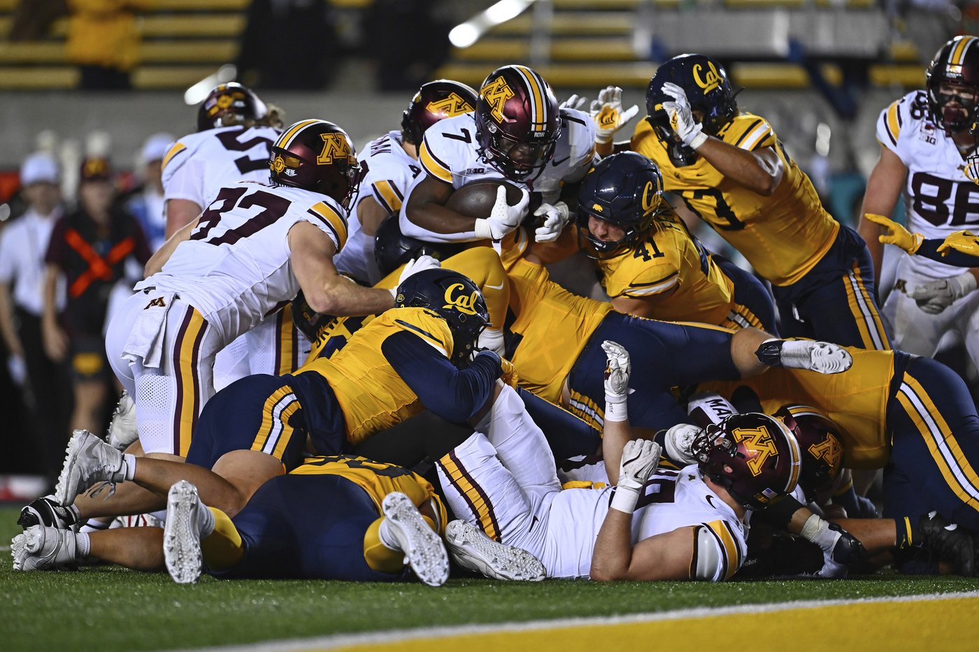 Sagapolutele's 3 TD passes lead Cal to 27-14 win over Minnesota | iNFOnews.ca