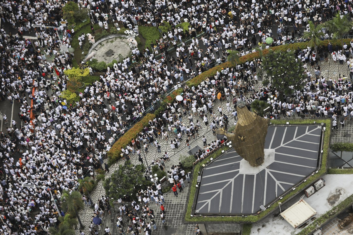 Philippine police arrested dozens after a violent clash near presidential palace, in photos | iNFOnews.ca