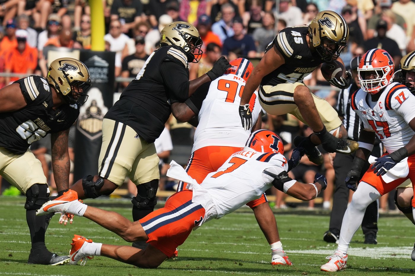 Altmyer throws for career-high 390 yards and No. 22 Illinois beats Purdue 43-27 | iNFOnews.ca