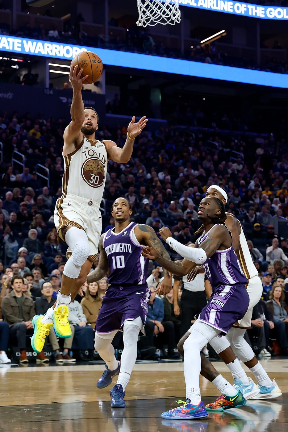 Stephen Curry has 27 points and season-best 10 assists as Warriors beat Kings 137-103 | iNFOnews.ca