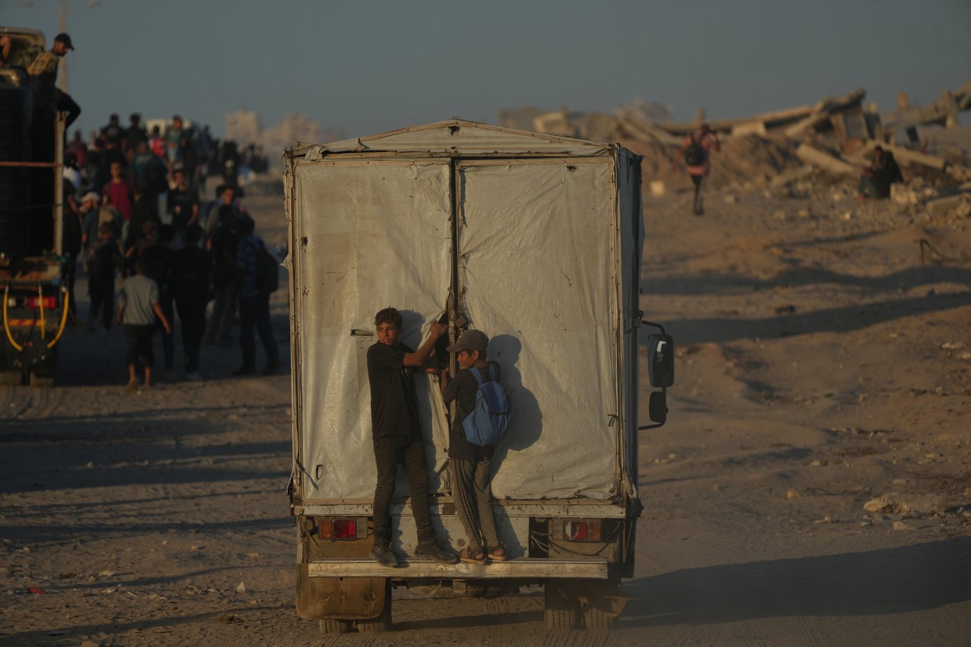 Returning to ruins: Photos of Palestinian families going home | iNFOnews.ca
