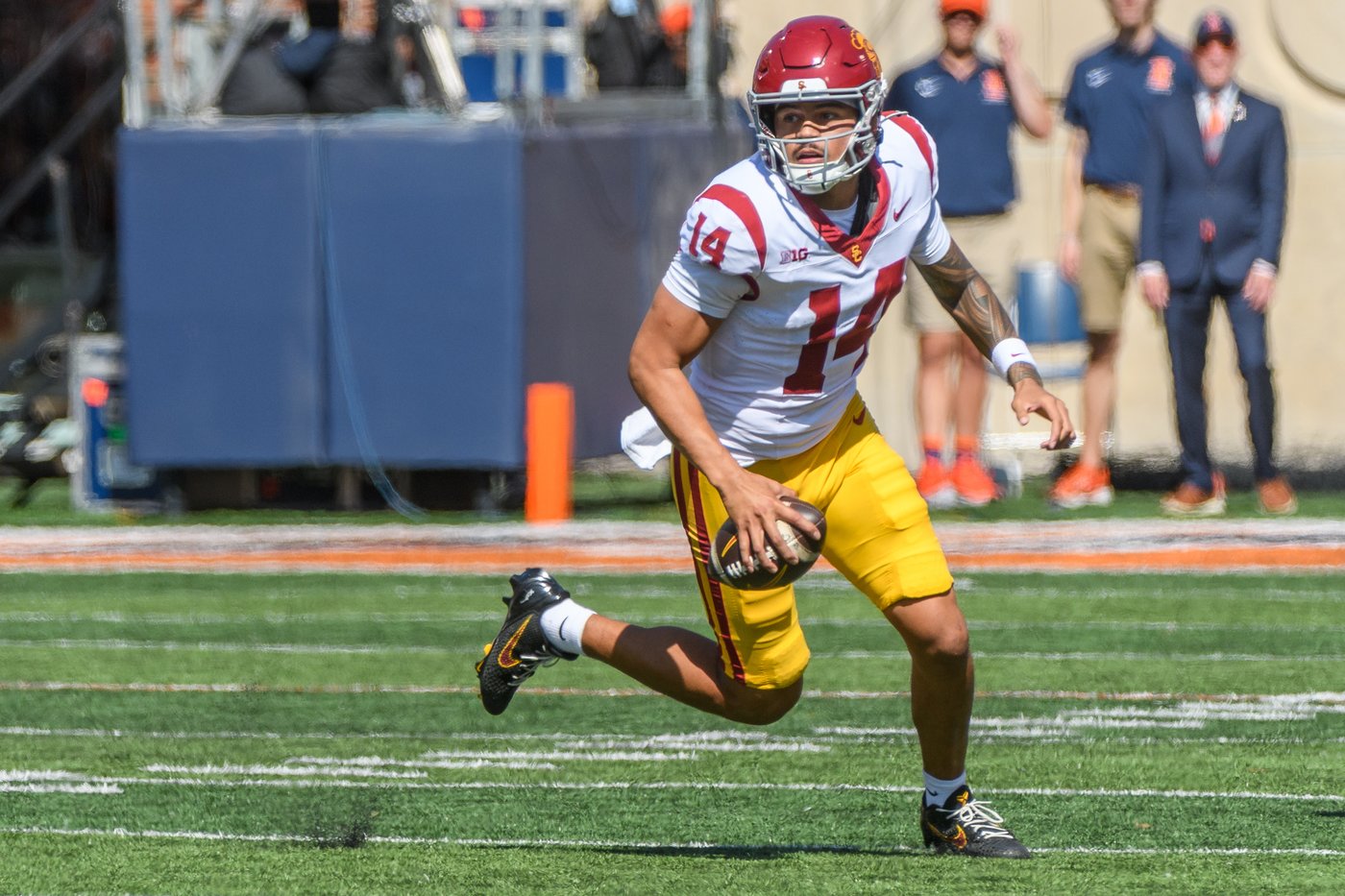 Altmyer and Olano help No. 23 Illinois edge No. 21 Southern California 34-32 | iNFOnews.ca