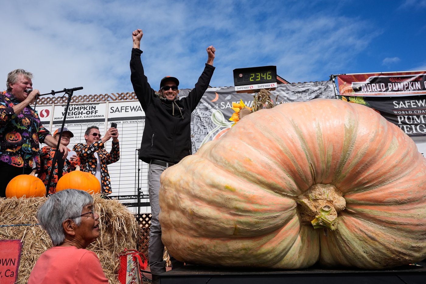 California engineer wins pumpkin contest with 2,346-pound gourd | iNFOnews.ca California engineer wins pumpkin contest with 2,346-pound gourd | iNFOnews.ca