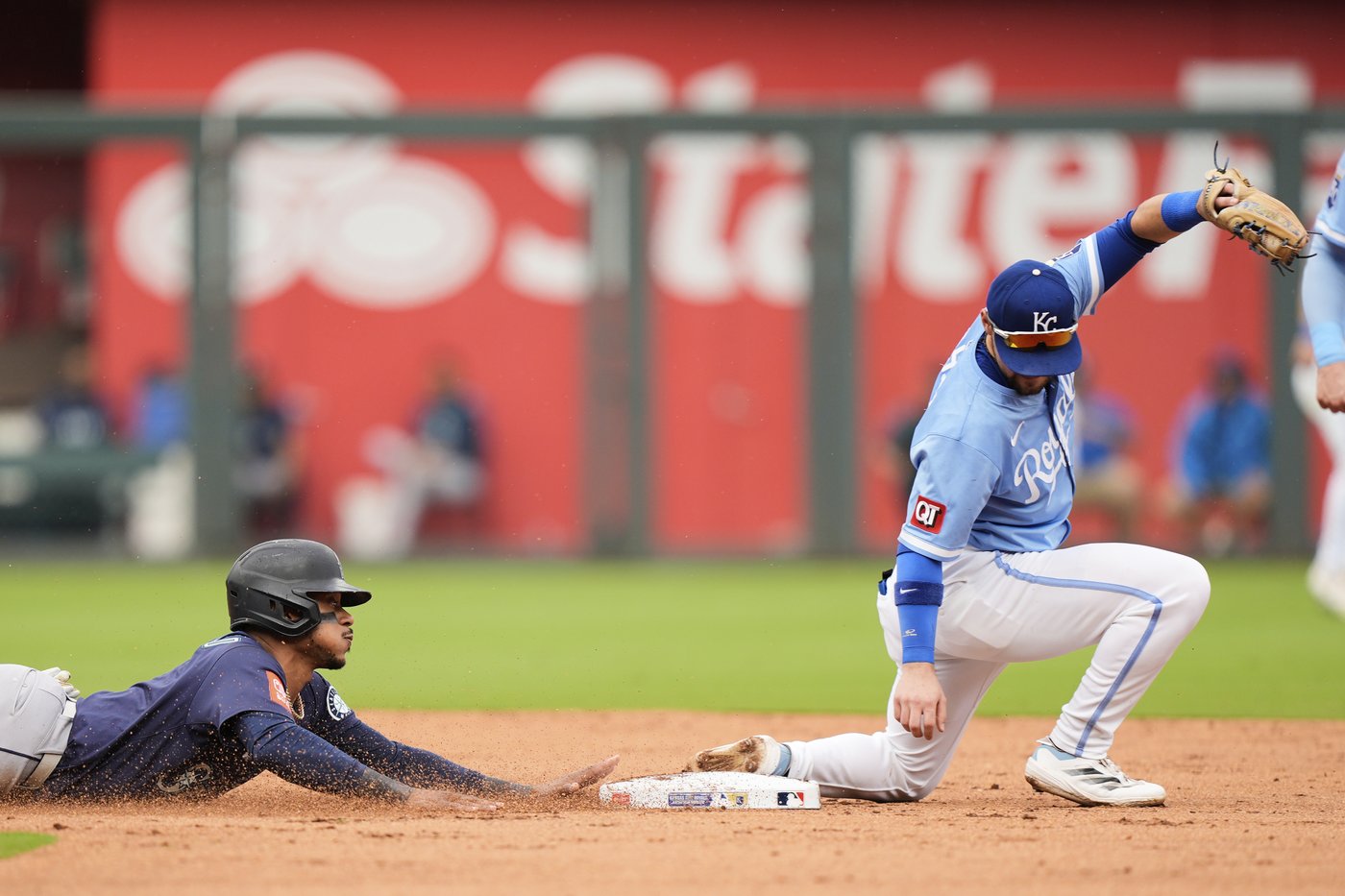 Mariners' rare challenge helps secure 2-0 win over Royals, tie Astros for first place in AL West | iNFOnews.ca