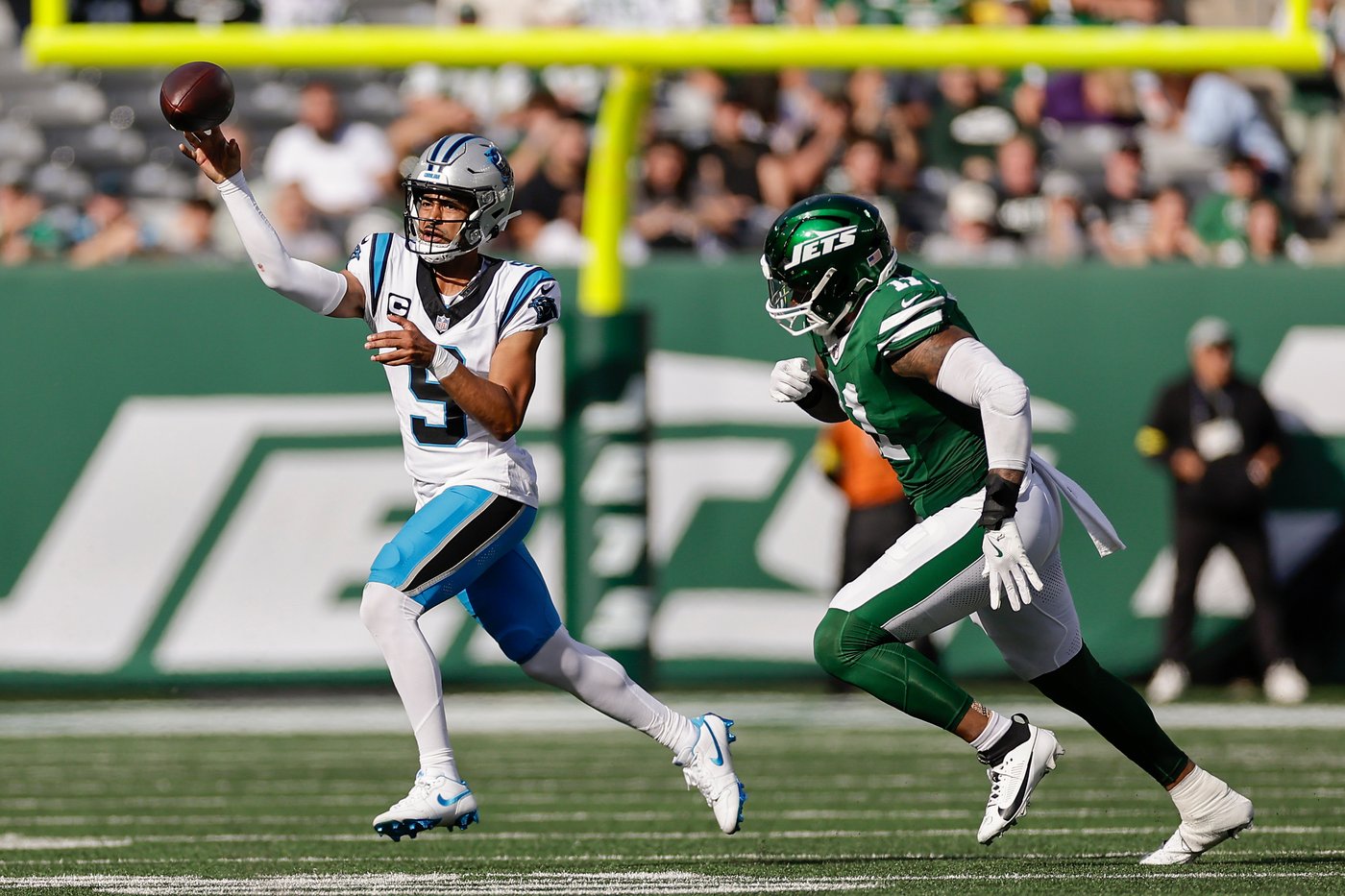 Panthers' Bryce Young leaves win over Jets with ankle injury, status uncertain for next week | iNFOnews.ca Panthers' Bryce Young leaves win over Jets with ankle injury, status uncertain for next week | iNFOnews.ca