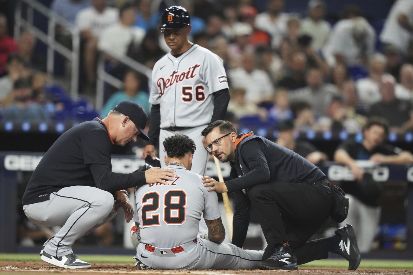 Tigers' Javier Báez leaves game against Marlins after foul tip strikes near his left eye | iNFOnews.ca Tigers' Javier Báez leaves game against Marlins after foul tip strikes near his left eye | iNFOnews.ca