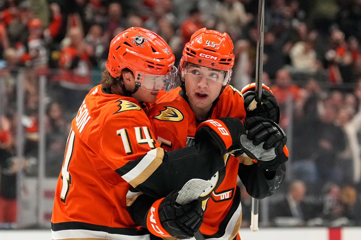 Sennecke, Carlsson each score twice in surging Ducks' 7th straight win, 4-1 over Jets | iNFOnews.ca