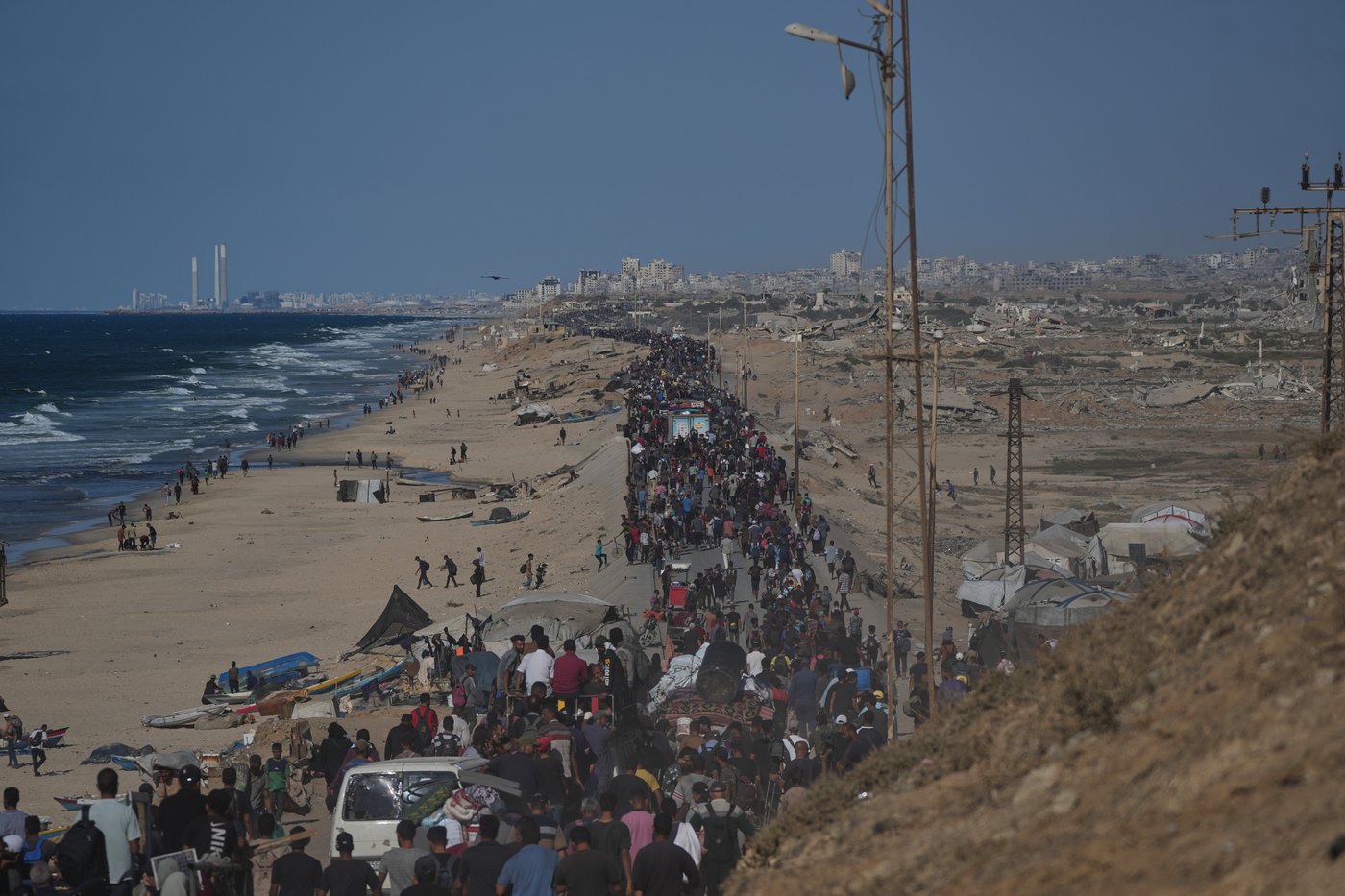 Some Palestinians pack up and move north toward their homes in Gaza after ceasefire goes into effect | iNFOnews.ca Some Palestinians pack up and move north toward their homes in Gaza after ceasefire goes into effect | iNFOnews.ca