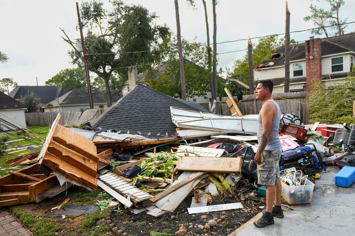 More than 100 homes damaged by tornado near Houston | iNFOnews.ca