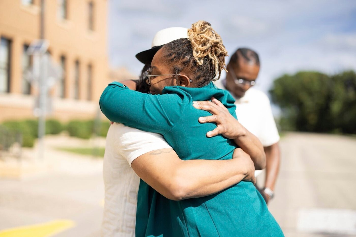 A Minnesota man imprisoned for 27 years is free after a key witness says she committed the murder | iNFOnews.ca