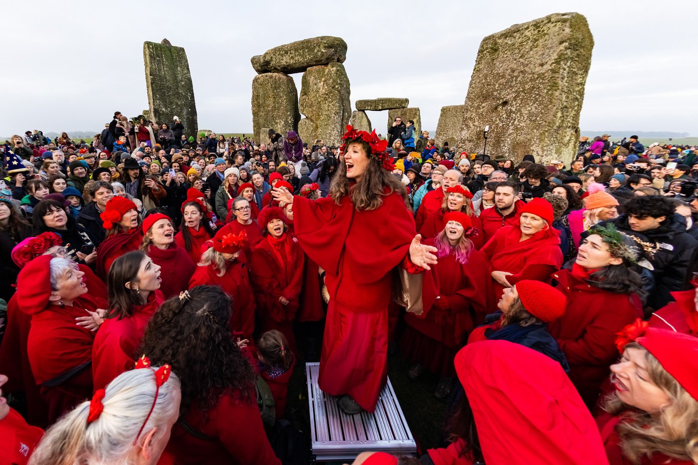 Thousands cheer as the sun rises on winter solstice at Stonehenge | iNFOnews.ca