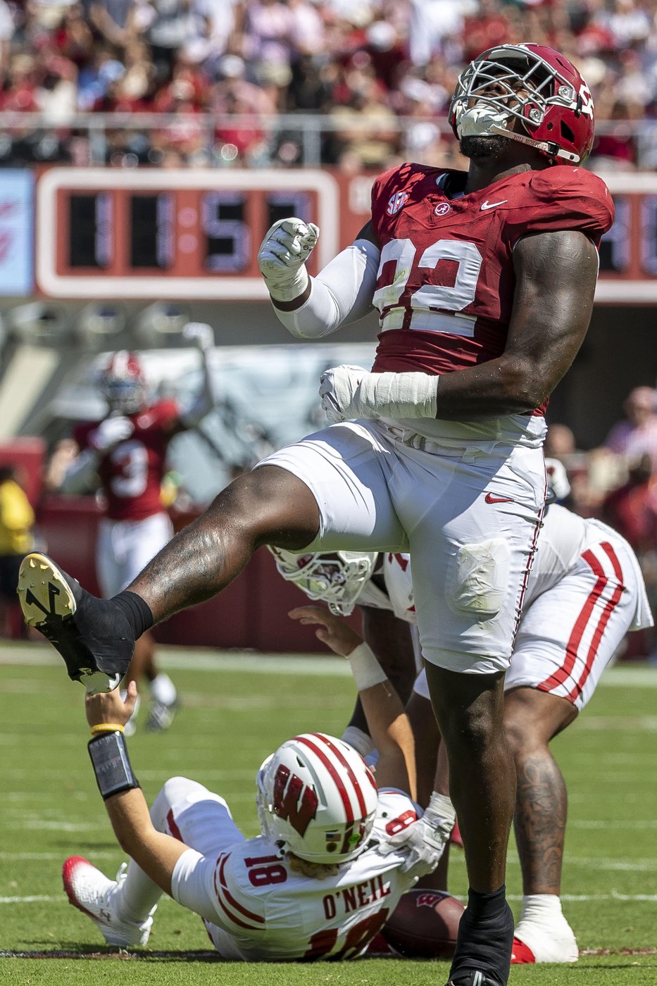 Ty Simpson delivers again as No. 19 Alabama handles Wisconsin for the 2nd straight year, 38-14 | iNFOnews.ca