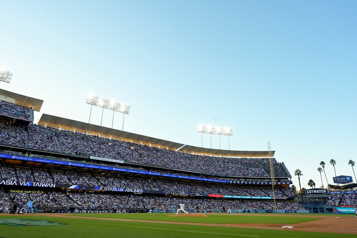 Photo Gallery: Blue Jays beat Dodgers 6-2 in Game 4 to tie Series | iNFOnews.ca