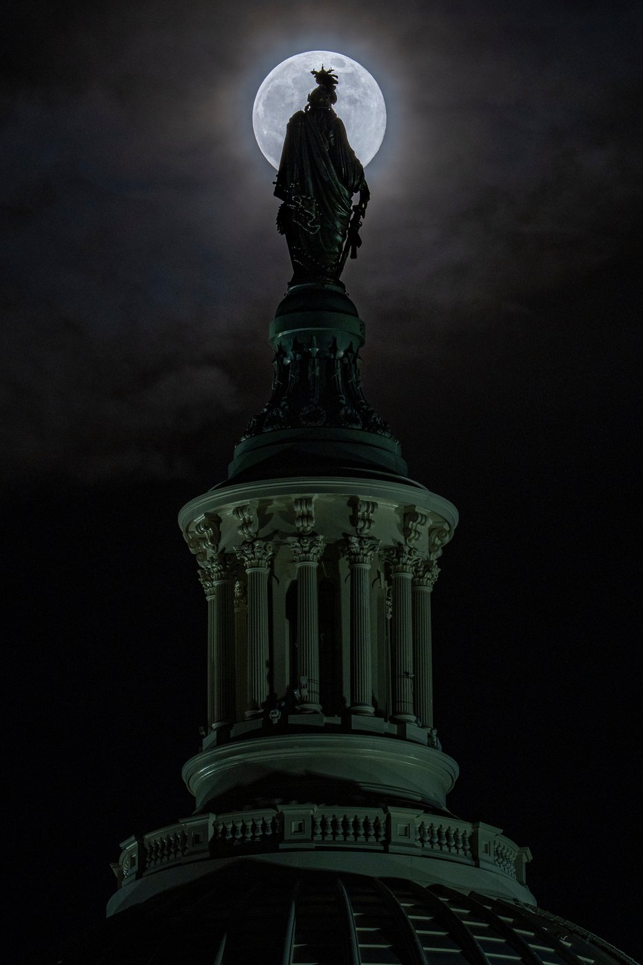 See the world in vertical: Top photos by AP's photojournalists | iNFOnews.ca