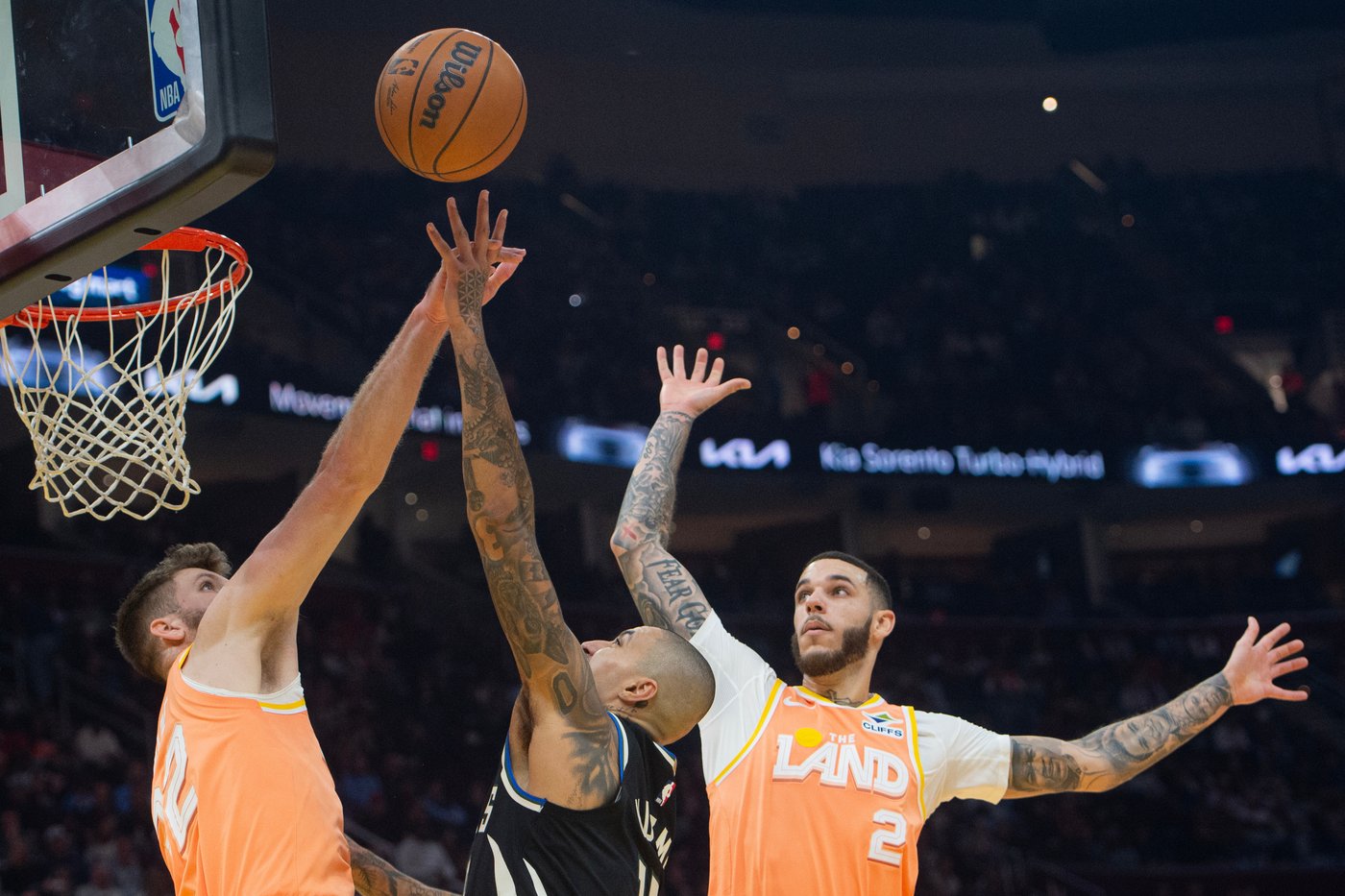 Mitchell's 37 points power Cavaliers to victory over Bucks as Antetokounmpo exits with injury | iNFOnews.ca Mitchell's 37 points power Cavaliers to victory over Bucks as Antetokounmpo exits with injury | iNFOnews.ca