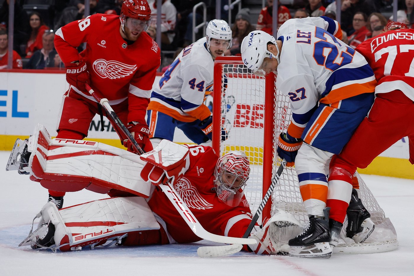 DeBrincat scores twice in 3rd period to help Red Wings beat Islanders 3-2 | iNFOnews.ca