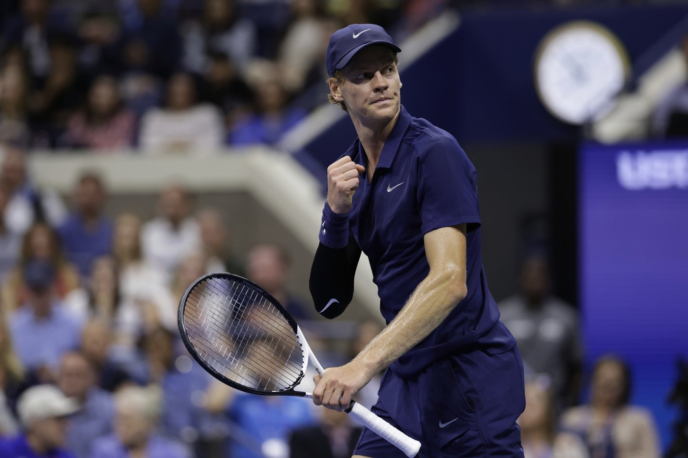Fan attempts to open Jannik Sinner's bag after his fourth-round match at the US Open | iNFOnews.ca Fan attempts to open Jannik Sinner's bag after his fourth-round match at the US Open | iNFOnews.ca
