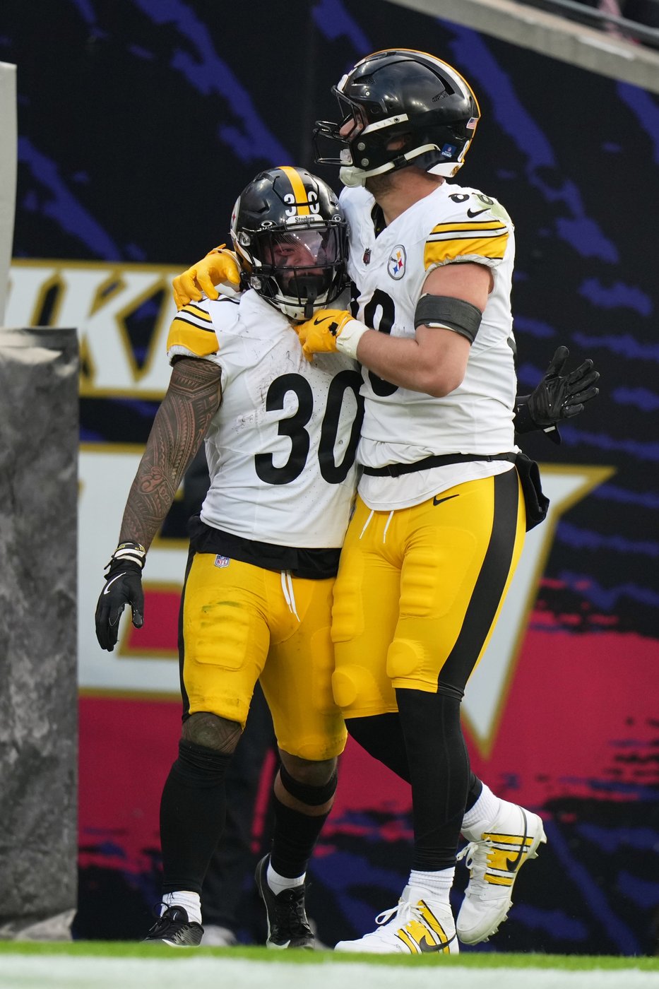 Late reversal helps Steelers hold on for 27-22 win over Ravens and sole possession of division lead | iNFOnews.ca Late reversal helps Steelers hold on for 27-22 win over Ravens and sole possession of division lead | iNFOnews.ca