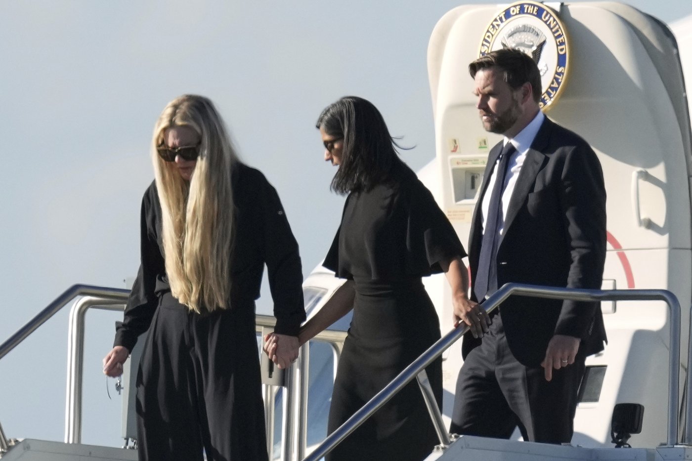 Vance arrives in Arizona with Charlie Kirk's casket aboard Air Force Two | iNFOnews.ca