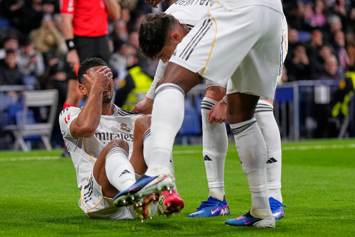 Real Madrid's Jude Bellingham leaves game after 10 minutes with hamstring injury | iNFOnews.ca