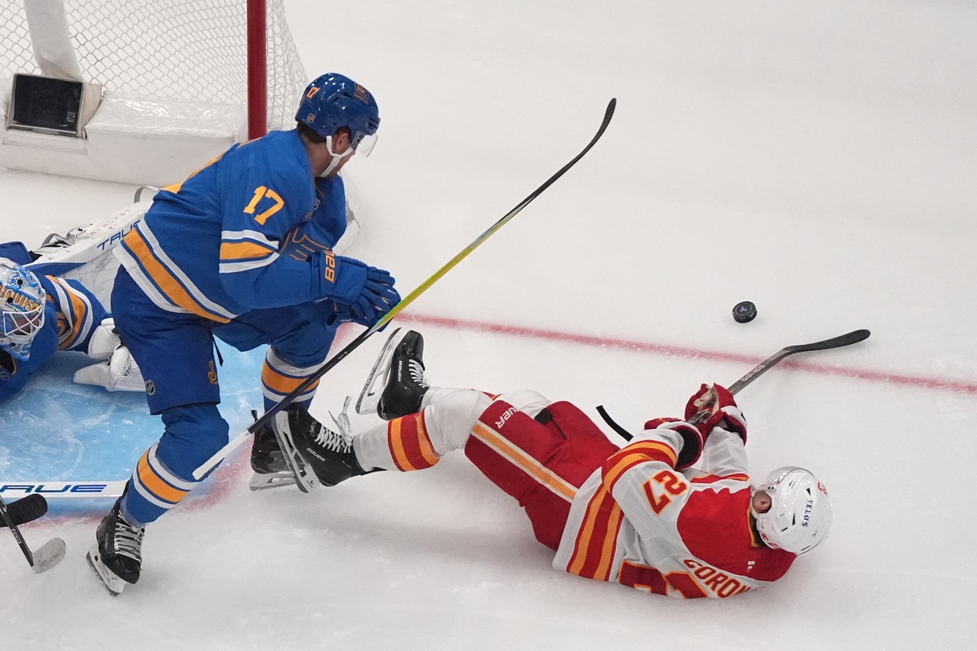 Walker, Binnington lead Blues to 3-2 win over Flames | iNFOnews.ca Walker, Binnington lead Blues to 3-2 win over Flames | iNFOnews.ca