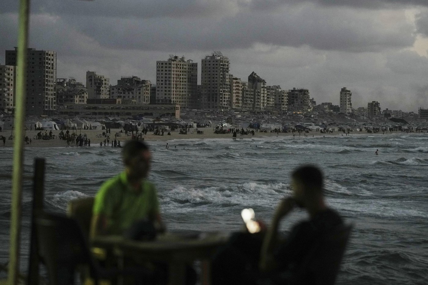 Photos in Gaza City, where the beach offers fleeting respite as war and famine grind on | iNFOnews.ca