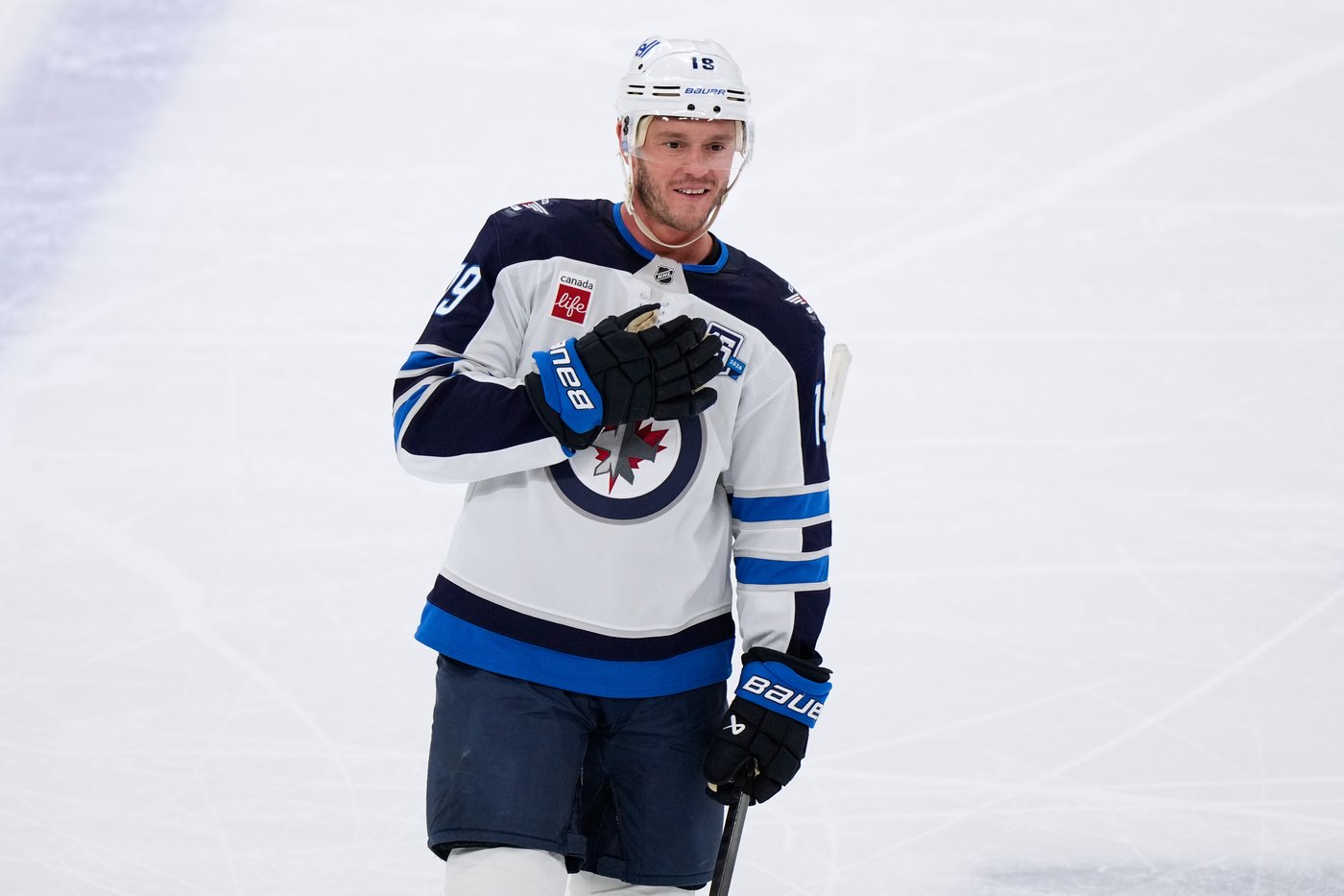 Jonathan Toews gets standing ovation in return to Chicago with the Winnipeg Jets | iNFOnews.ca