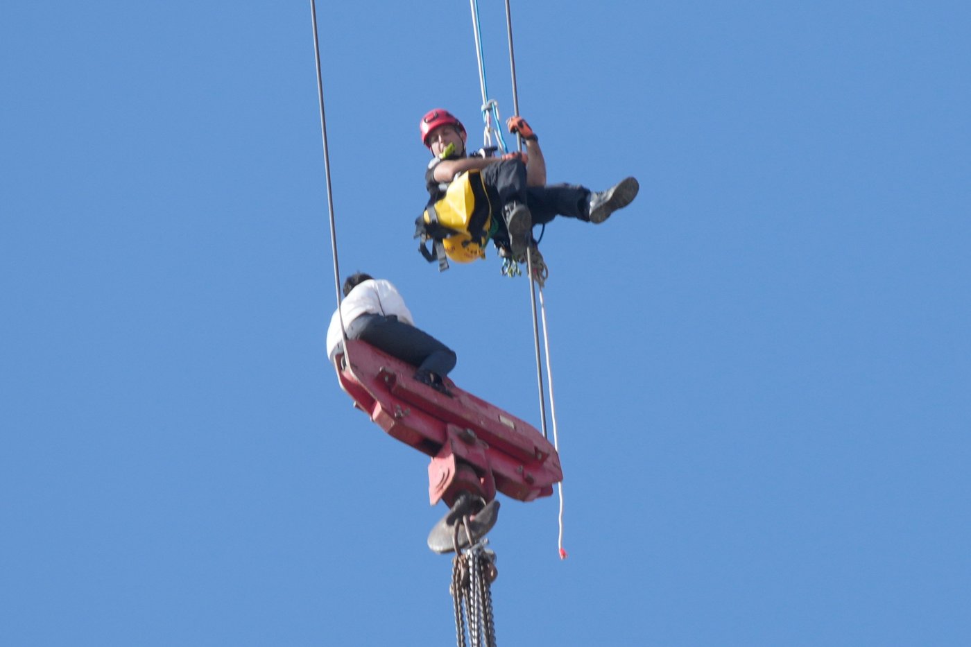 Fire teams rescue 15-year-old stuck on crane over high-rise building in Jerusalem | iNFOnews.ca