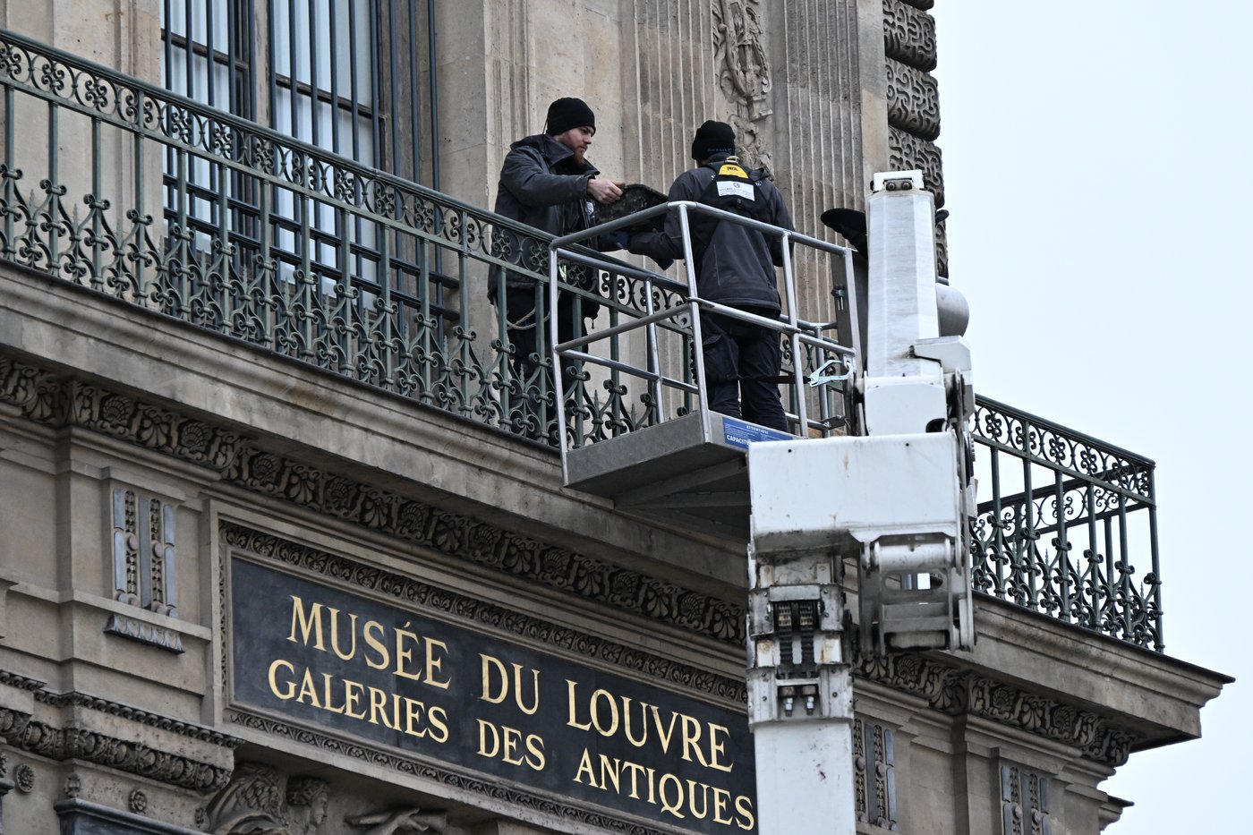 Louvre tightens security after $102M jewel heist, installs bars on infamous window | iNFOnews.ca