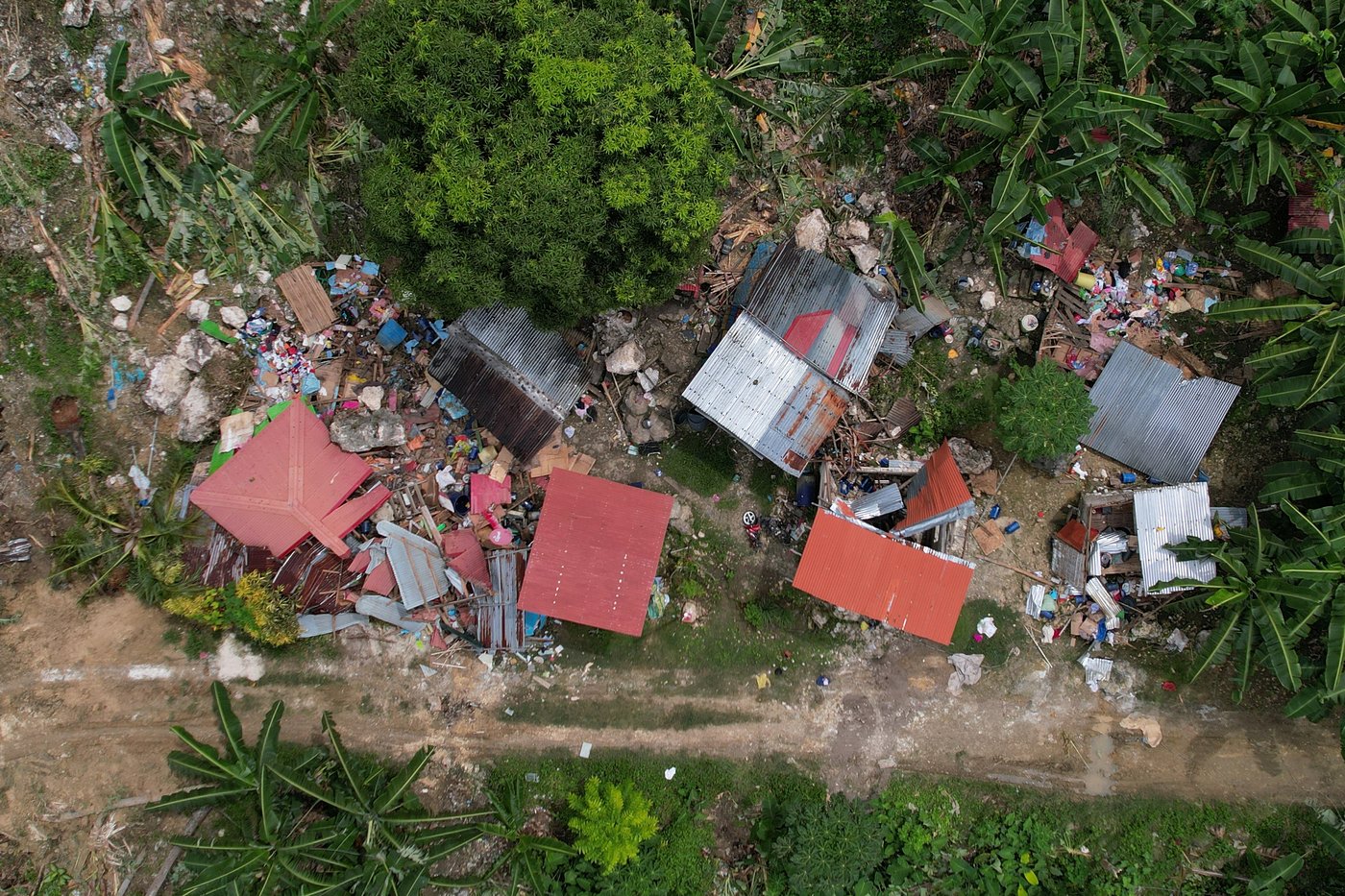 Photos show the destruction and rescue efforts after an earthquake in the Philippines | iNFOnews.ca