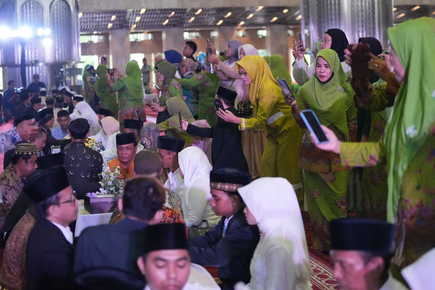 Photos capture the moment 51 couples tie the knot in Indonesian mass wedding ceremony | iNFOnews.ca