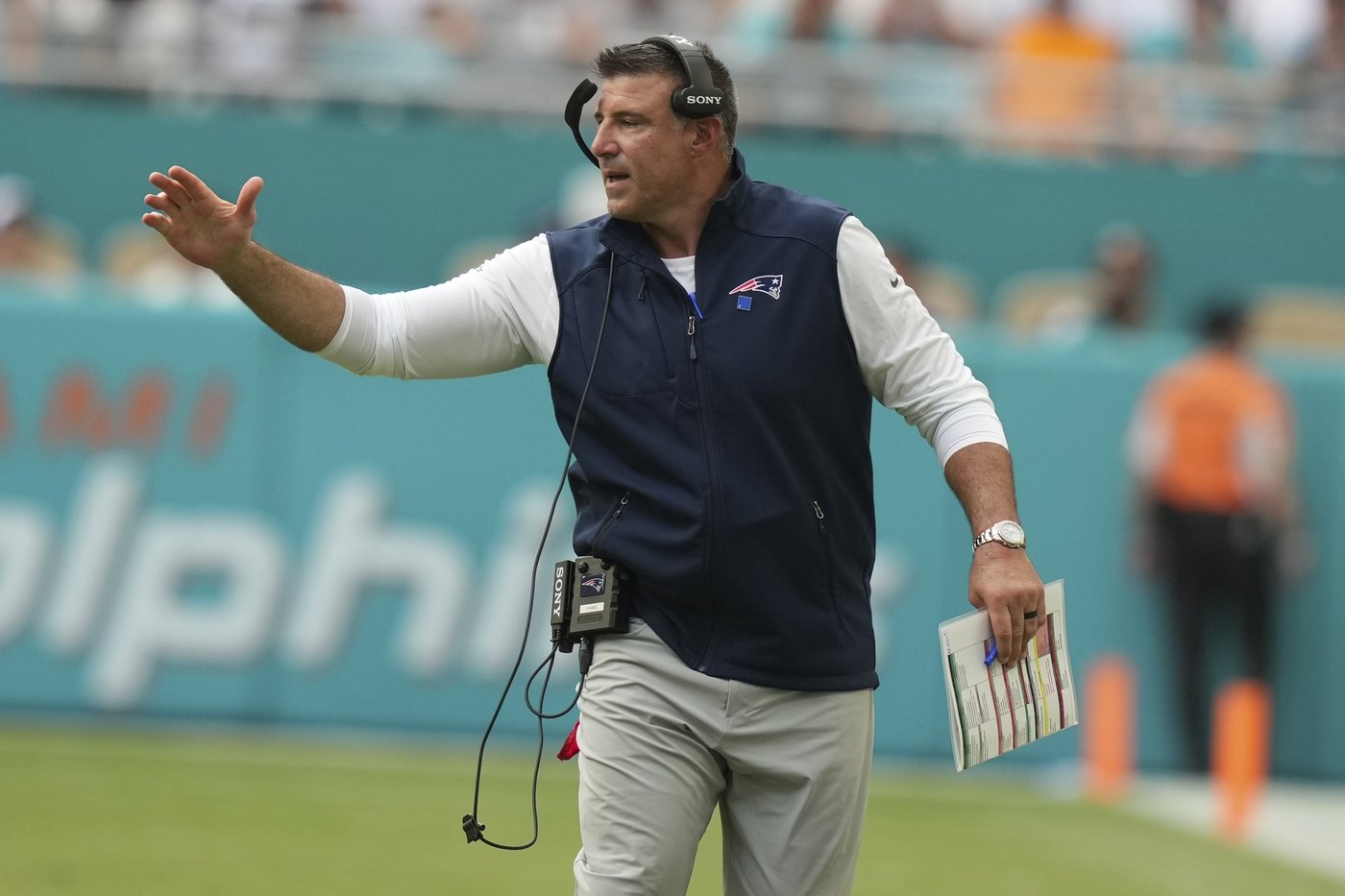 Maye accounts for 3 TDs and Patriots top Dolphins 33-27 for Vrabel's 1st win as New England coach | iNFOnews.ca Maye accounts for 3 TDs and Patriots top Dolphins 33-27 for Vrabel's 1st win as New England coach | iNFOnews.ca