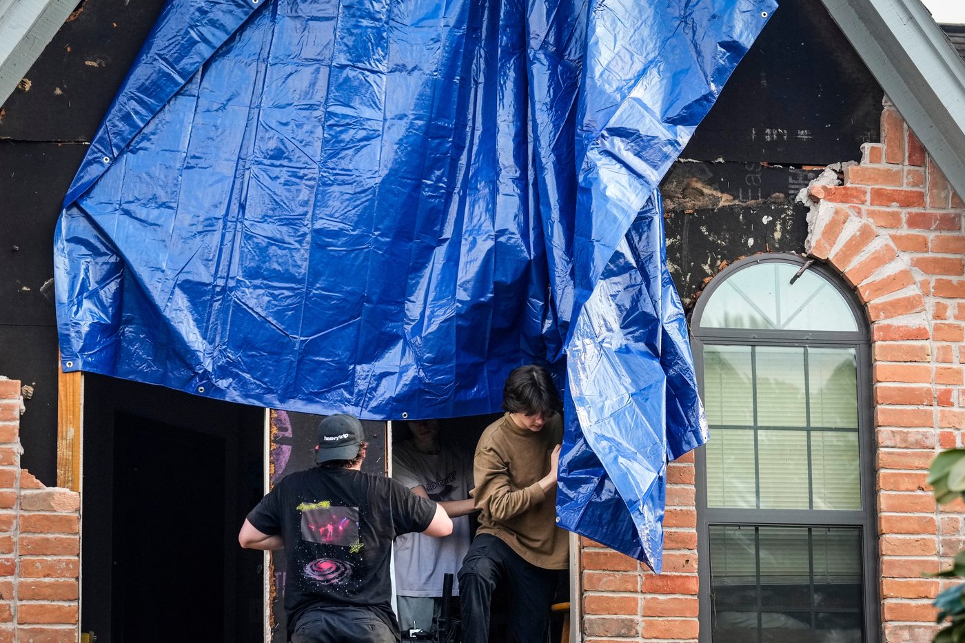 A tornado damages homes near Houston as rain falls in the South and snow comes down in the Midwest | iNFOnews.ca