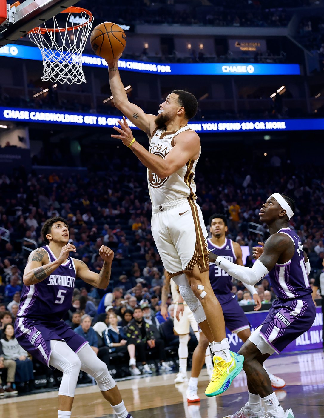 Stephen Curry has 27 points and season-best 10 assists as Warriors beat Kings 137-103 | iNFOnews.ca