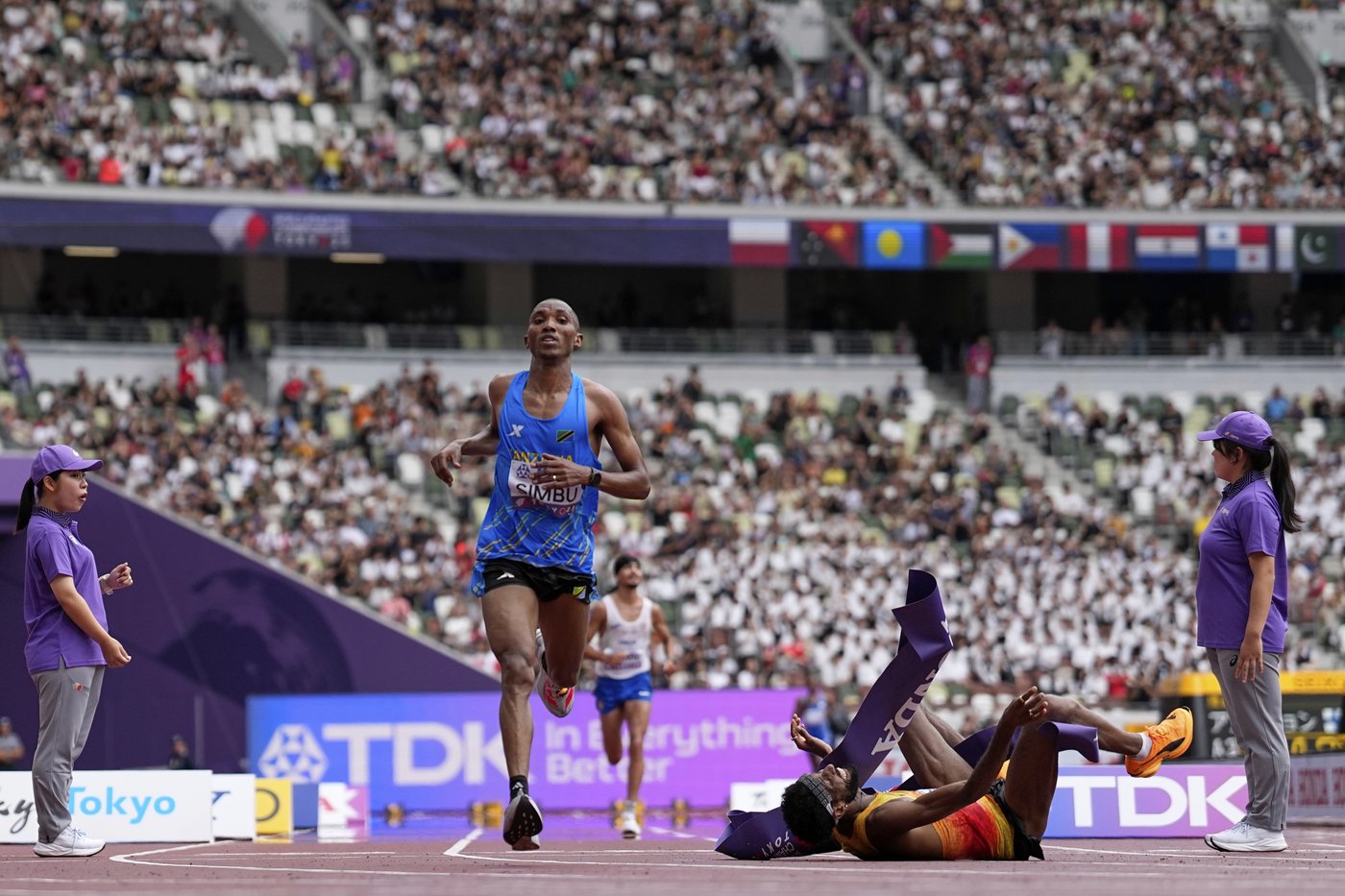 Marathon at worlds takes weird twists: a false start, a near wrong turn and, finally, a photo finish | iNFOnews.ca Marathon at worlds takes weird twists: a false start, a near wrong turn and, finally, a photo finish | iNFOnews.ca