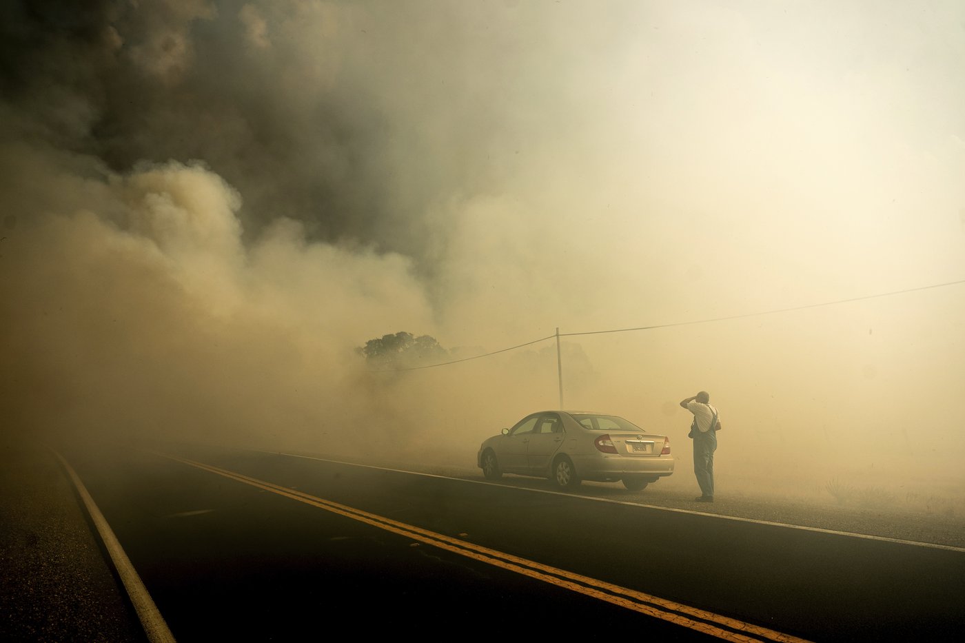 A wildfire sweeps through a historic California gold-mining town in photos | iNFOnews.ca