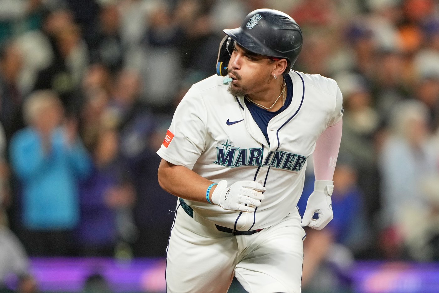 Mariners clinch playoff berth, beating Rockies 4-3 on Josh Naylor's bases-clearing double | iNFOnews.ca