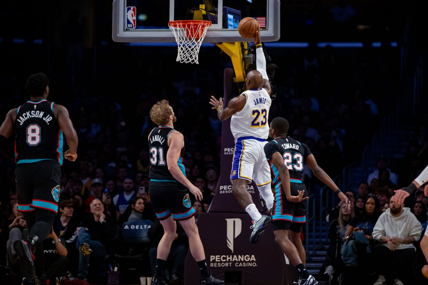 Luka Doncic scores 36 as Lakers rally past Grizzlies, 120-114 | iNFOnews.ca