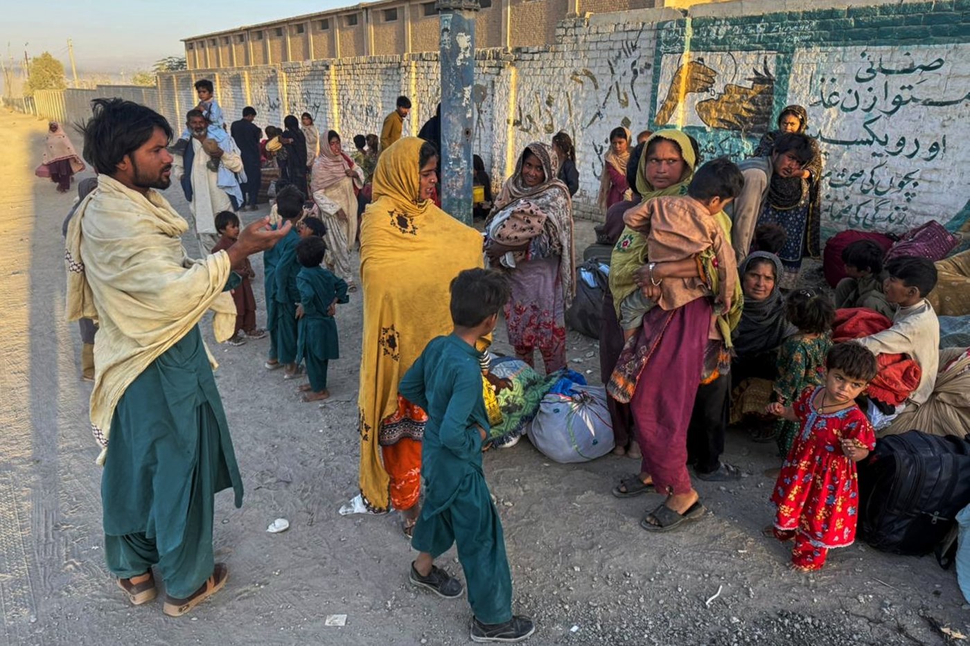 Afghanistan says more than a dozen civilians killed in renewed border fighting with Pakistan | iNFOnews.ca Afghanistan says more than a dozen civilians killed in renewed border fighting with Pakistan | iNFOnews.ca