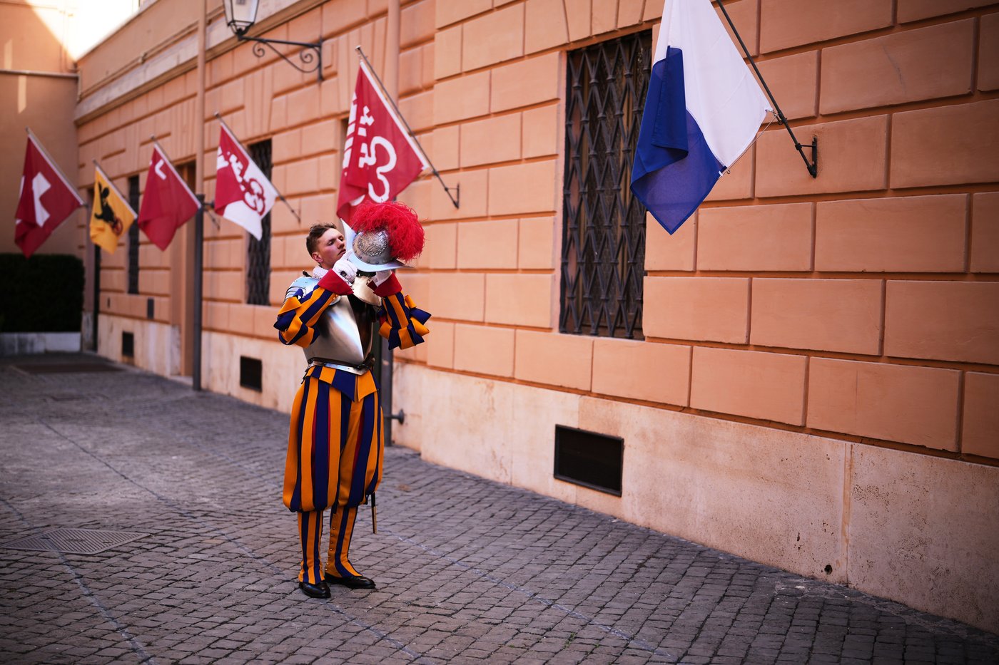 A look at Swiss Guards preparing for a swearing-in ceremony attended by the Pope, in photos | iNFOnews.ca