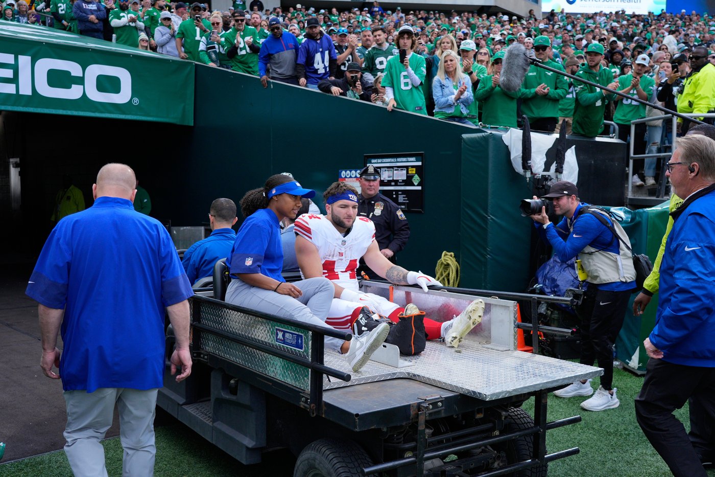 Saquon Barkley breaks out with 150 yards before hurting groin as Eagles pound Giants 38-20 | iNFOnews.ca Saquon Barkley breaks out with 150 yards before hurting groin as Eagles pound Giants 38-20 | iNFOnews.ca