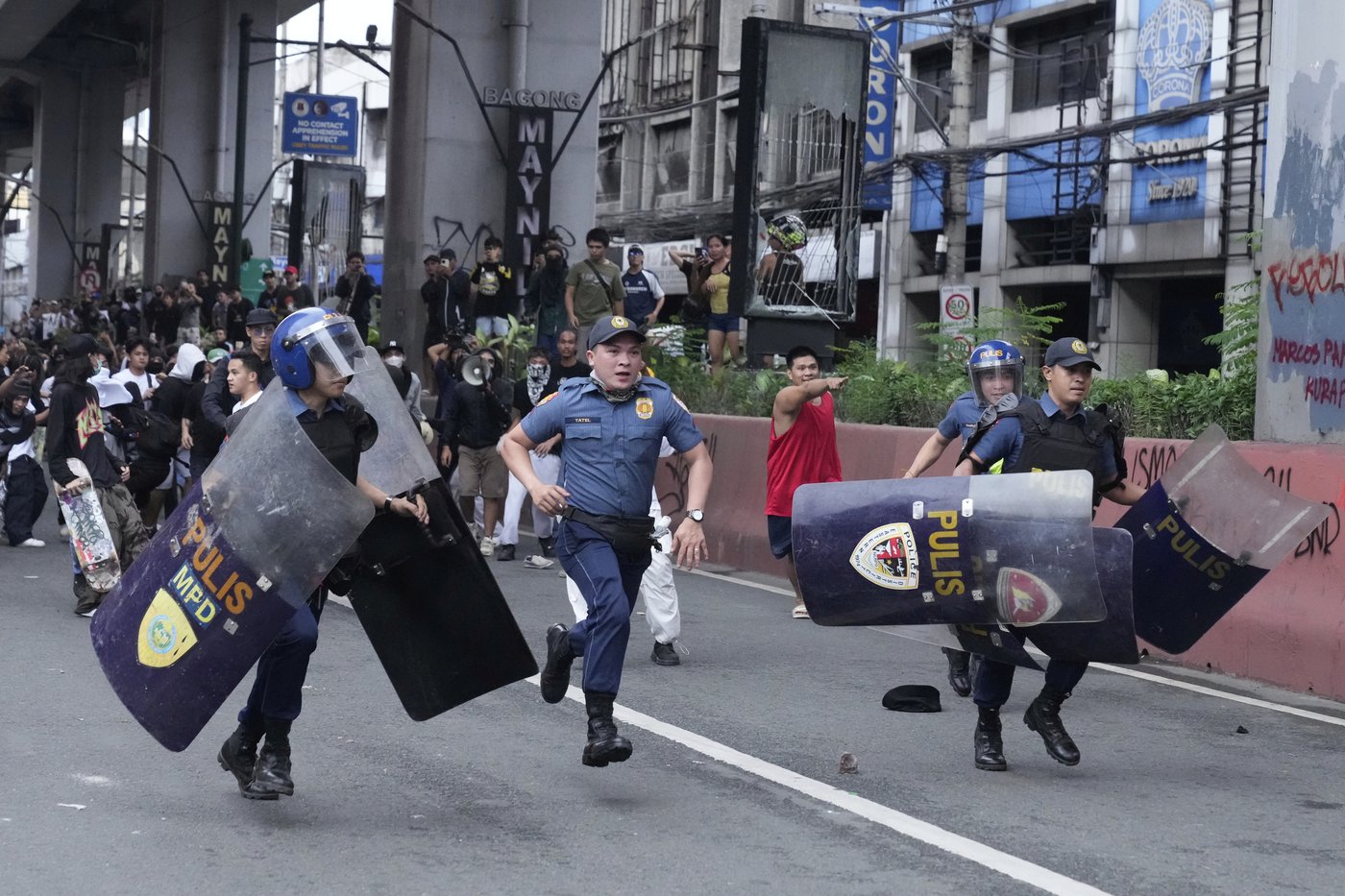 Philippine police arrested dozens after a violent clash near presidential palace, in photos | iNFOnews.ca