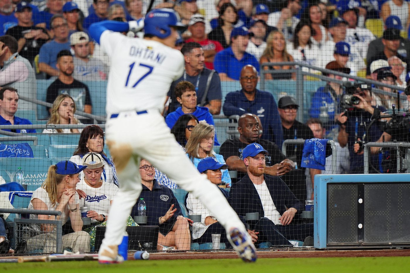 Photo Gallery: Blue Jays beat Dodgers 6-2 in Game 4 to tie Series | iNFOnews.ca