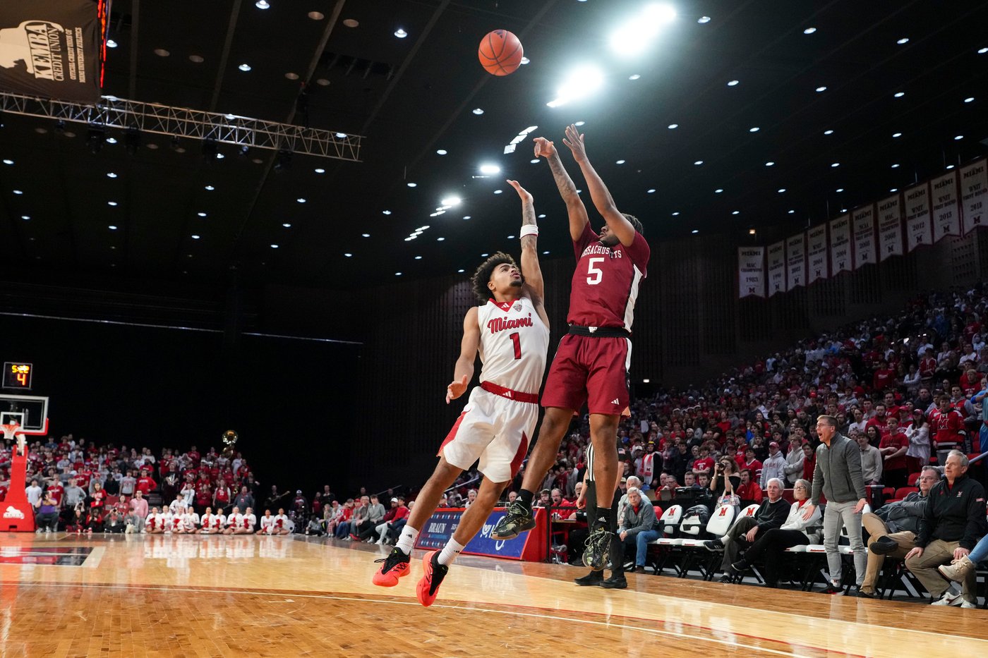 No. 24 Miami (Ohio) improves to 21-0 by holding off UMass 86-84 | iNFOnews.ca
