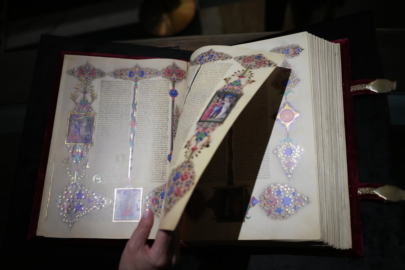One of the most spectacular Renaissance illuminated manuscripts, a bible, on rare display in Rome | iNFOnews.ca