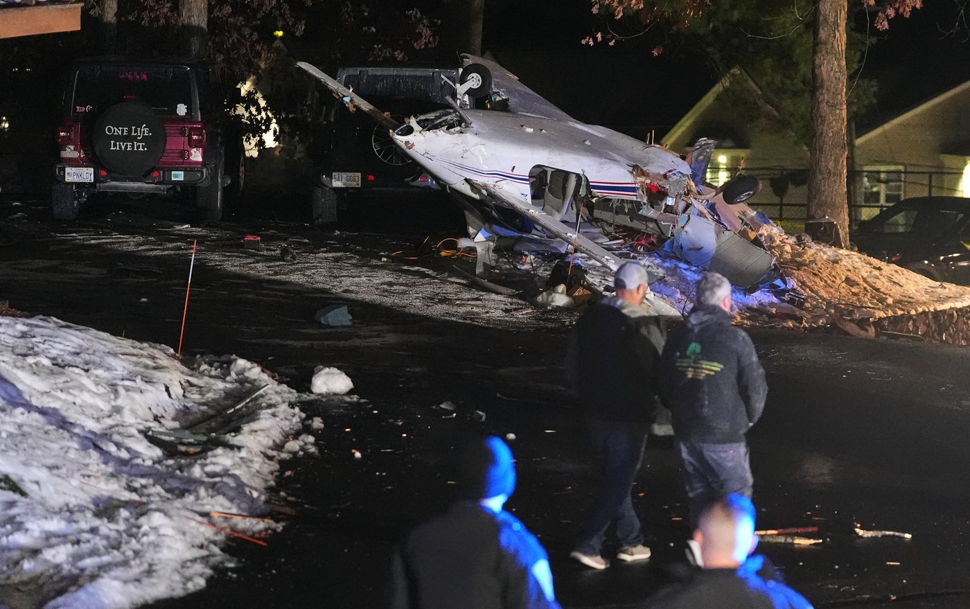 FAA investigating after small plane crashes into New Hampshire condominiums | iNFOnews.ca