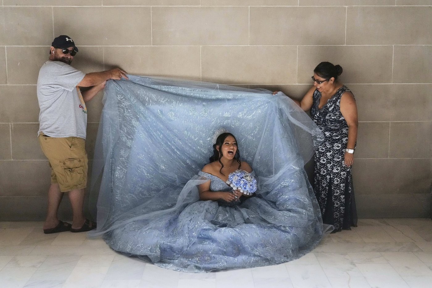 San Francisco's City Hall becomes a dream destination for quinceañera photos | iNFOnews.ca